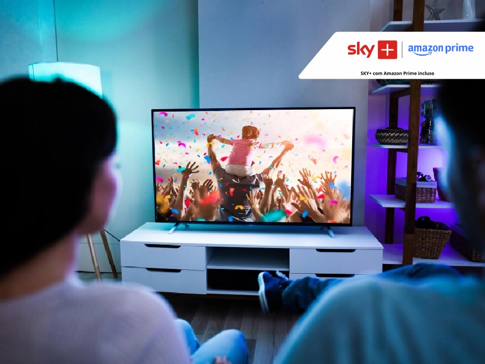 Família assistindo TV com Sky+ e Amazon Prime